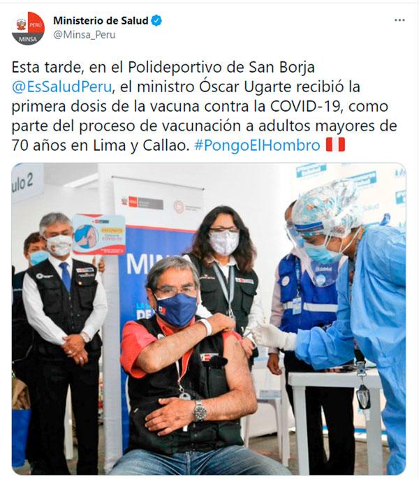 El ministro Oscar Ugarte fue inoculado con su primera dosis contra el coronavirus